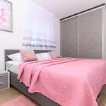 Apartment Amazing In Seget Donji *