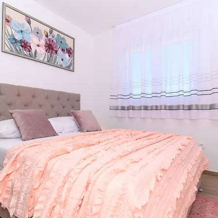 2 Bedroom Amazing In Seget Donji Trogir