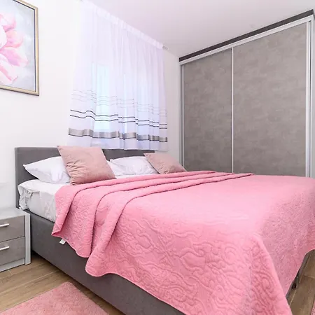 Appartement 2 Bedroom Amazing In Seget Donji *