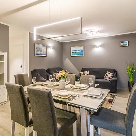 2 Bedroom Amazing In Seget Donji Traù