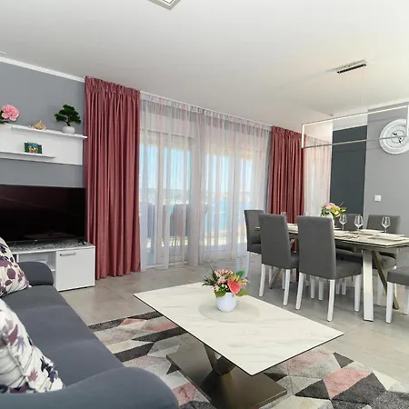 Appartement 2 Bedroom Amazing In Seget Donji